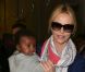 Pour la première fois, Charlize Theron présente son fils Jackson, à l'aéroport de Paris Roissy, le 8 mai 2012