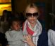 Pour la première fois, Charlize Theron présente son fils Jackson, à l'aéroport de Paris Roissy, le 8 mai 2012