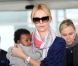 Pour la première fois, Charlize Theron présente son fils Jackson, à l'aéroport de Paris Roissy, le 8 mai 2012