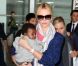 Pour la première fois, Charlize Theron présente son fils Jackson, à l'aéroport de Paris Roissy, le 8 mai 2012