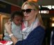 Pour la première fois, Charlize Theron présente son fils Jackson, à l'aéroport de Paris Roissy, le 8 mai 2012