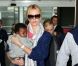 Pour la première fois, Charlize Theron présente son fils Jackson, à l'aéroport de Paris Roissy, le 8 mai 2012