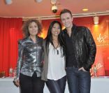 Anggun, entourée de Cyril Féraud et Mireille Dumas qui commenteront l\'émission pour France 3, à la conférence de presse de l\'Eurovision 2012 à Paris, le 26 avril 2012.
