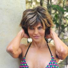 Lisa Rinna, très sensuelle, prend la pose alors qu'elle emmène sa fille au Parc de Santa Monica à Los Angeles le 9 mai 2012