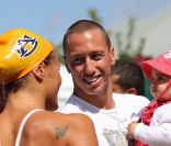 Laure Manaudou et Fred Bousquet, ici en photo avec leur petite Manon en juin 2011 à Carcassonne, reviennent en France en juin 2012 pour s'installer définitivement à Marseille.