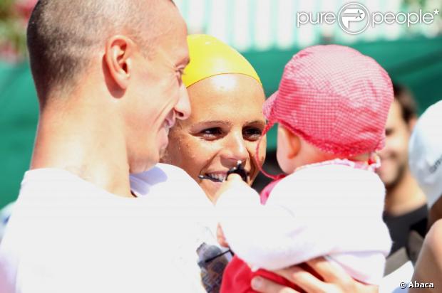 Laure Manaudou et Fred Bousquet, ici en photo avec leur petite Manon en juin 2011 à Carcassonne, reviennent en France en juin 2012 pour s'installer définitivement à Marseille.