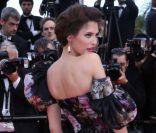 Bianca Balti, habillée d\'une robe Dolce & Gabbana, pose sur le tapis rouge du Palais des Festivals pour la projection du film Lawless. Cannes, le 19 mai 2012.