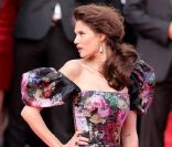 Bianca Balti, habillée d\'une robe Dolce & Gabbana, pose à l\'entrée du Palais des Festivals pour la projection du film Lawless. Cannes, le 19 mai 2012.