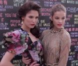Les égéries L\'Oréal Bianca Balti, Barbara Palvin et Heike Makatsch, surexcitées, montent les marches du Palais des Festivals.