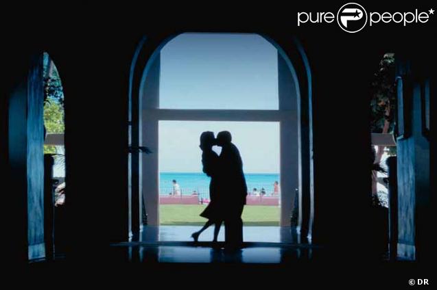 Adam Sandler et Emily Watson s'embrassent dans  Punch-drunk Love  (2002) de Paul Thomas Anderson.