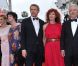 L'équipe du film  Vous N'avez encore rien vu  sur le tapis rouge du Palais des festivals avant la projection du long-métrage, le 21 mai 2012.