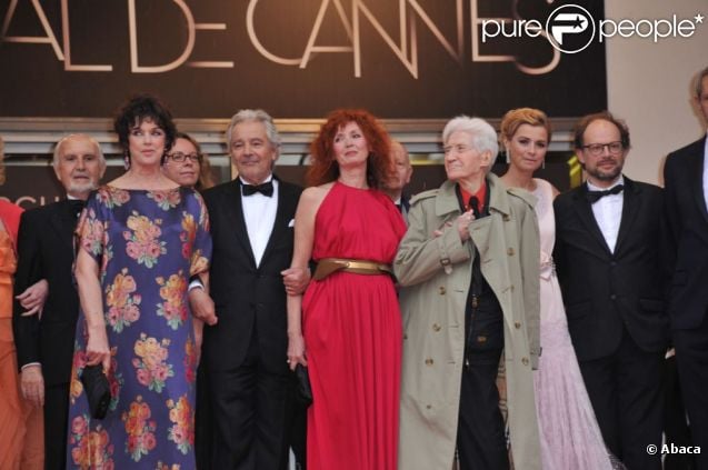 L'équipe du film  Vous N'avez encore rien vu  sur le tapis rouge du Palais des festivals avant la projection du long-métrage en compétition officielle, le 21 mai 2012.