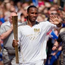 Didier Drogba était l'un des 129 relayeurs de la torche olympique au 5e jour de son périple, le 23 mai 2012, qui s'est achevé avec Zara Phillips et Toytown portant la flamme à l'hippodrome de Cheltenham.