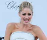 Doutzen Kroes était sublime dans une robe prêt-à-porter Versace à l\'hôtel du Cap Eden Roc pour le gala de l\'amfAR. Antibes, le 24 mai 2012.