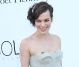 Milla Jovovich, parfaite dans une robe Atelier Versace lors du gala de l\'amfAR à l\'hôtel du Cap Eden Roc. Antibes, le 24 mai 2012.