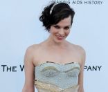 Milla Jovovich habillée d\'une création Atelier Versace à l\'hôtel du Cap Eden Roc pour le gala de l\'amfAR. Antibes, le 24 mai 2012.