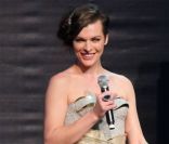 La ravissante Milla Jovovich en maîtresse de cérémonie lors de la vente aux enchères du gala de l\'amfAR. Antibes, le 24 mai 2012.