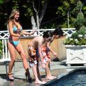 Carmen Electra : Une baby-sitter en bikini ultra sexy