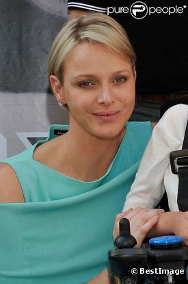 Le prince Albert et Charlene le 26 mai 2012 dans le paddock à la rencontre de personnes handicapées à l'occasion du Grand Prix de Monaco