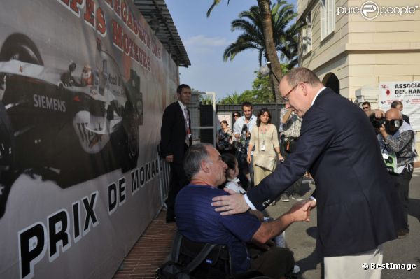 Le prince Albert et Charlene le 26 mai 2012 dans le paddock à la rencontre de personnes hadicapées à l'occasion du Grand Prix de Monaco