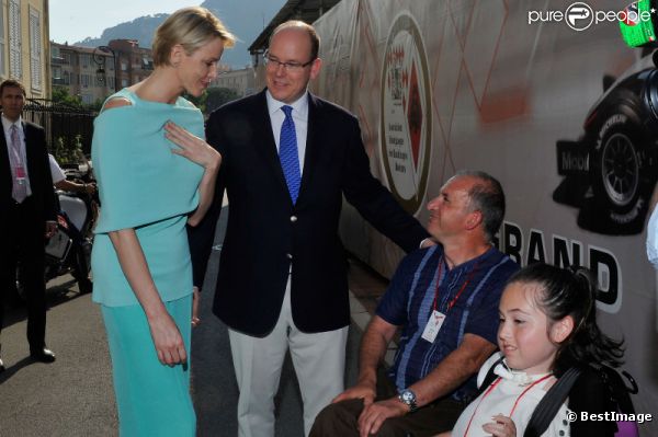 Le prince Albert et Charlene le 26 mai 2012 dans le paddock à la rencontre de personnes handicapées à l'occasion du Grand Prix de Monaco