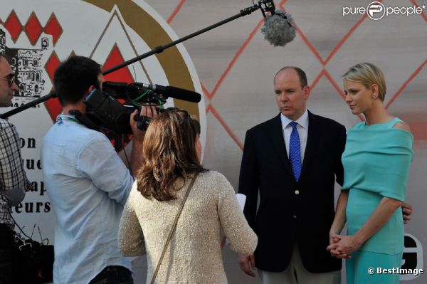 Le prince Albert et Charlene le 26 mai 2012 dans le paddock à la rencontre de personnes hadicapées à l'occasion du Grand Prix de Monaco