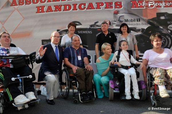 Le prince Albert et Charlene le 26 mai 2012 ont pris la pose avec des personnes handicapées à l'occasion du Grand Prix de Monaco