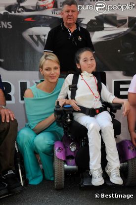 Le prince Albert et Charlene le 26 mai 2012 dans le paddock à la rencontre de personnes hadicapées à l'occasion du Grand Prix de Monaco
