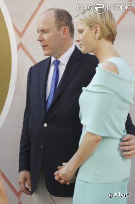 Le prince Albert et Charlene sont allés rencontrer des personnes handicapées dans le paddock du Grand Prix de Monaco le 26 mai 2012