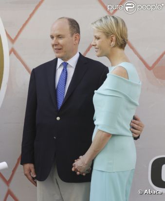 Le prince Albert et Charlene sont allés rencontrer des personnes handicapées dans le paddock du Grand Prix de Monaco le 26 mai 2012