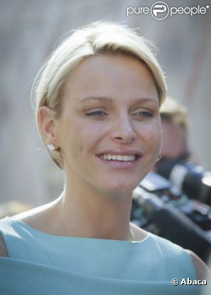 Le prince Albert et Charlene sont allés rencontrer des personnes handicapées dans le paddock du Grand Prix de Monaco le 26 mai 2012