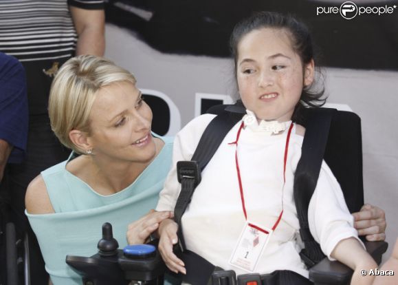 Le prince Albert et Charlene sont allés rencontrées des personnes handicapées dans le paddock du Grand Prix de Monaco le 26 mai 2012