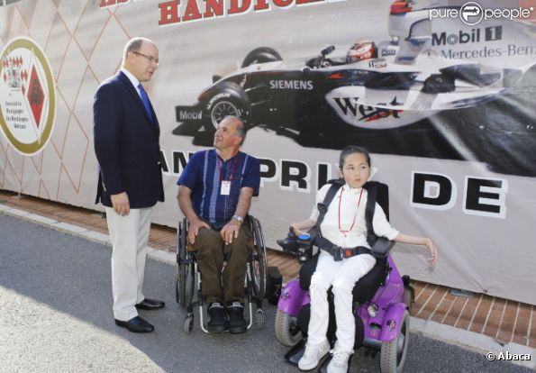 Le prince Albert et Charlene sont allés rencontrer des personnes handicapées dans le paddock du Grand Prix de Monaco le 26 mai 2012