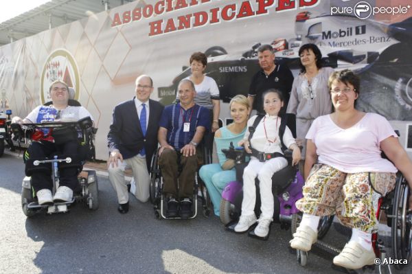 Le prince Albert et Charlene sont allés rencontrer des personnes handicapées dans le paddock du Grand Prix de Monaco le 26 mai 2012