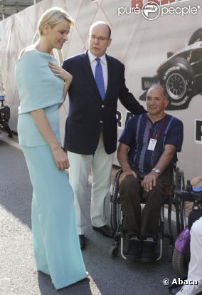 Le prince Albert et Charlene sont allés rencontrer des personnes handicapées dans le paddock du Grand Prix de Monaco le 26 mai 2012