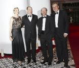 Le prince Albert et la princesse Charlene de Monaco, ici avec Ron Howard et Guy East, donnaient le 27 mai au Sporting Club de Monte-Carlo un dîner de gala ponctuant, dans le faste et la bonne humeur, le Grand Prix de Monaco 2012. Le vainqueur de la c
