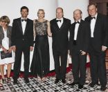 Le prince Albert et la princesse Charlene de Monaco, ici avec Mark Webber et son épouse Ann Neal ainsi que Ron Howard et Guy East, donnaient le 27 mai au Sporting Club de Monte-Carlo un dîner de gala ponctuant, dans le faste et la bonne humeur, le Gr
