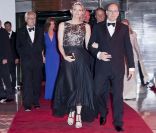 Le prince Albert et la princesse Charlene de Monaco arrivent au Sporting Club de Monte-Carlo le 27 mai pour le dîner de gala ponctuant, dans le faste et la bonne humeur, le Grand Prix de Monaco 2012. Le vainqueur de la course Mark Webber et sa femme 