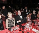 Le prince Albert, visiblement ravi, et la princesse Charlene de Monaco donnaient le 27 mai au Sporting Club de Monte-Carlo un dîner de gala ponctuant, dans le faste et la bonne humeur, le Grand Prix de Monaco 2012. Le vainqueur de la course Mark Webb