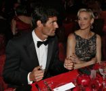 La princesse Charlene attablée à côté de Mark Webber lors de la soirée de gala du Grand Prix de Monaco au Sporting Club de Monte-Carlo, le 27 mai 2012.