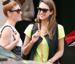 Jessica Alba lookée à Londres pour un moment de détente
