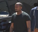 Kanye West rend visite à Kim Kardashian en plein shooting dans le quartier de China Town, à Los Angeles, le 13 mai 2012.