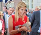 La princesse Maxima, superbe et très entreprenante, joint l'utile à l'agréable