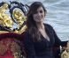 Bérénice Marlohe, sous bonne escorte dans une gondole typique, inaugure la nouvelle boutique Omega à Venise. Le 30 mai 2012.