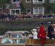 Elizabeth II avait réuni autour d'elle sur la barge royale Spirit of Chartwell le duc d'Edimbourg, le prince Charles et Camilla Parker Bowles, le prince William et Catherine, duchesse de Cambridge (Kate Middleton), et le prince Harry, pour la parade fluviale sur la Tamise du jubilé de diamant, le 3 juin 2012.