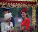 Elizabeth II avait réuni autour d'elle sur la barge royale Spirit of Chartwell le duc d'Edimbourg, le prince Charles et Camilla Parker Bowles, le prince William et Catherine, duchesse de Cambridge (Kate Middleton), et le prince Harry, pour la parade fluviale sur la Tamise du jubilé de diamant, le 3 juin 2012.