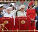 Elizabeth II avait réuni autour d'elle sur la barge royale Spirit of Chartwell le duc d'Edimbourg, le prince Charles et Camilla Parker Bowles, le prince William et Catherine, duchesse de Cambridge (Kate Middleton), et le prince Harry, pour la parade fluviale sur la Tamise du jubilé de diamant, le 3 juin 2012.