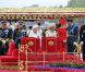 Elizabeth II avait réuni autour d'elle sur la barge royale Spirit of Chartwell le duc d'Edimbourg, le prince Charles et Camilla Parker Bowles, le prince William et Catherine, duchesse de Cambridge (Kate Middleton), et le prince Harry, pour la parade fluviale sur la Tamise du jubilé de diamant, le 3 juin 2012.