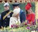 Elizabeth II avait réuni autour d'elle sur la barge royale Spirit of Chartwell le duc d'Edimbourg, le prince Charles et Camilla Parker Bowles, le prince William et Catherine, duchesse de Cambridge (Kate Middleton), et le prince Harry, pour la parade fluviale sur la Tamise du jubilé de diamant, le 3 juin 2012.