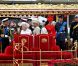 Elizabeth II avait réuni autour d'elle sur la barge royale Spirit of Chartwell le duc d'Edimbourg, le prince Charles et Camilla Parker Bowles, le prince William et Catherine, duchesse de Cambridge (Kate Middleton), et le prince Harry, pour la parade fluviale sur la Tamise du jubilé de diamant, le 3 juin 2012.